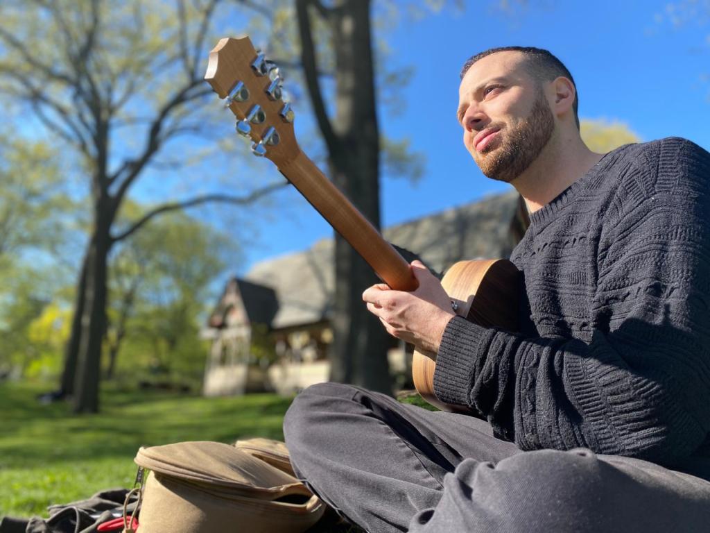 AVINOAM ETTUN nos lleva por un paisaje contemporáneo imperdible a través de su nuevo material «SEARCHING FOR COLORS»